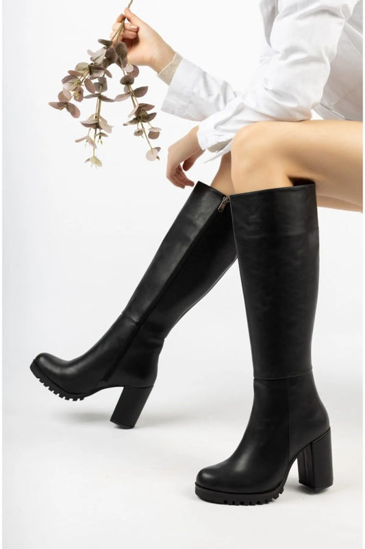 7009 Siyah Kırışık Rugan Fermuarlı Kadın Çizme