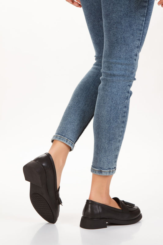 Kadın Siyah Püskül Detaylı Günlük Ayakkabı 4054